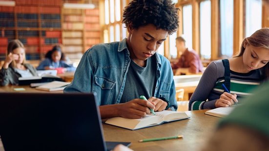 O vestibular é a principal porta de entrada em universidades públicas e privadas no Brasil (Imagem: Drazen Zigic | Shutterstock)