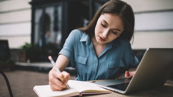 Estar alinhado com as competências da redação exigidas pelo exame ajuda a garantir uma boa nota (Imagem: GaudiLab | Shutterstock)