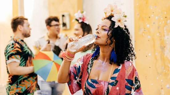 A hidratação é um ponto essencial de cuidado nos dias de folia (Imagem: Kleber Cordeiro | Shutterstock)
