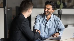 Os processos seletivos devem ser adaptados para pessoas com TEA (Imagem: fizkes | Shutterstock)