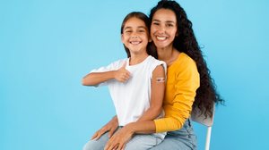 Estratégias simples podem fazer toda a diferença para tornar o momento da vacinação mais leve para as crianças (Imagem: Prostock-studio | Shutterstock)