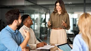 Empresas que desenvolvem seus profissionais formam equipes mais preparadas, com entrega consistente e alta qualidade técnica (Imagem: insta_photos | Shutterstock)