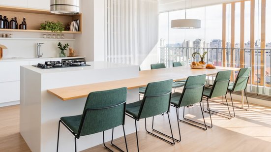 A marcenaria sob medida valoriza a integração entre os ambientes, unindo praticidade e estética em um espaço contemporâneo (Projeto: Escritório Conectarq | Imagem: Guilherme Pucci)