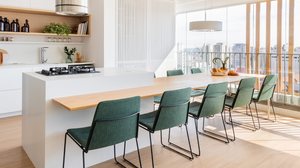 A marcenaria sob medida valoriza a integração entre os ambientes, unindo praticidade e estética em um espaço contemporâneo (Projeto: Escritório Conectarq | Imagem: Guilherme Pucci)