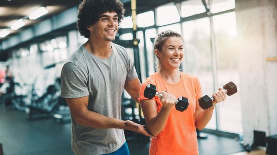 Treino com foco em saúde aumenta a motivação de quem frequenta academias (Imagem: NDAB Creativity | Shutterstock)