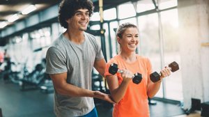 Treino com foco em saúde aumenta a motivação de quem frequenta academias (Imagem: NDAB Creativity | Shutterstock)