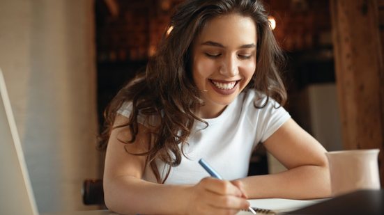 Organização e leitura são base para construir argumentos mais consistentes na redação (Imagem: Anatoliy Karlyuk | Shutterstock)