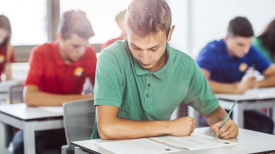 O repertório sociocultural é uma ferramenta poderosa para enriquecer a redação (Imagem: LStockStudio | Shutterstock)