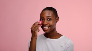 A esponja de maquiagem é ideal para um resultado mais natural e sem marcações (Imagem: Rawpixel.com | Shutterstock)