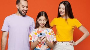 É fundamental que pais e educadores estabeleçam limites no uso da tecnologia, garantindo que ela contribua para o desenvolvimento infantil de forma saudável (Imagem: ViDI Studio | Shutterstock)