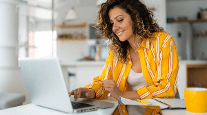 Pequenas mudanças no dia a dia ajudam a recuperar foco, energia e bem-estar (Imagem: Dorde Krstic | Shutterstock)