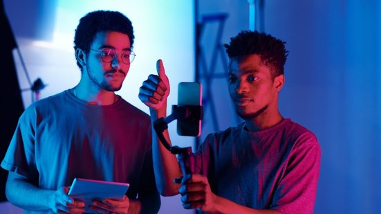 O audiovisual deixou de ser algo distante e passou a fazer parte da realidade de muita gente (Imagem: Media_Photos | Shutterstock)