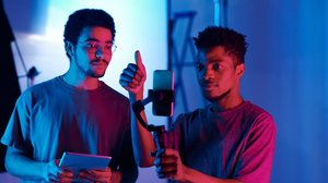 O audiovisual deixou de ser algo distante e passou a fazer parte da realidade de muita gente (Imagem: Media_Photos | Shutterstock)