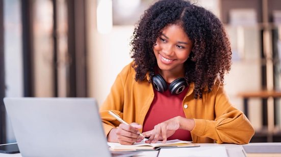 Preparação estratégica, domínio técnico e bagagem são essenciais para produzir uma boa redação (Imagem: Mr. Ashi. Sae Yang | Shutterstock)