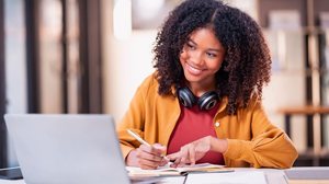 Preparação estratégica, domínio técnico e bagagem são essenciais para produzir uma boa redação (Imagem: Mr. Ashi. Sae Yang | Shutterstock)