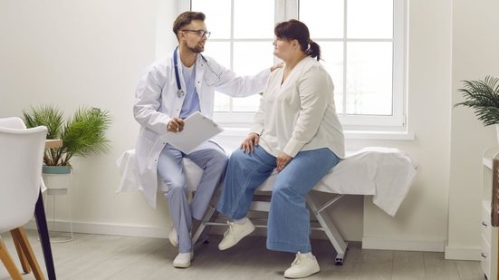 A obesidade exige atenção integral à saúde, pois pode acarretar doenças que afetam os ossos e as articulações (Imagem: Studio Romantic | Shutterstock)