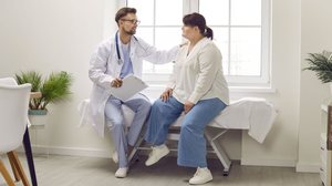 A obesidade exige atenção integral à saúde, pois pode acarretar doenças que afetam os ossos e as articulações (Imagem: Studio Romantic | Shutterstock)