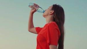 Manter o corpo hidratado é fundamental para a saúde e bem-estar (Imagem: Zoteva | Shutterstock)