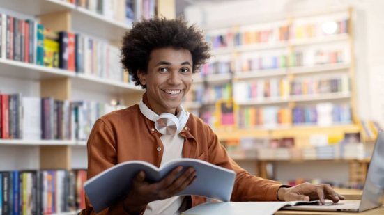 Algumas temáticas costumam ser cobradas com frequência no Enem (Imagem: fast-stock | Shutterstock)