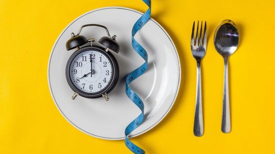 Seguir estratégias erradas ao tentar emagrecer sozinho pode comprometer resultados a longo prazo (Imagem: neontetra1 | Shutterstock)