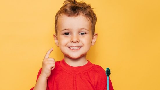 O cuidado com a saúde bucal deve começar na infância (Imagem: Asia Evtyshok | Shutterstock)
