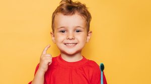 O cuidado com a saúde bucal deve começar na infância (Imagem: Asia Evtyshok | Shutterstock)