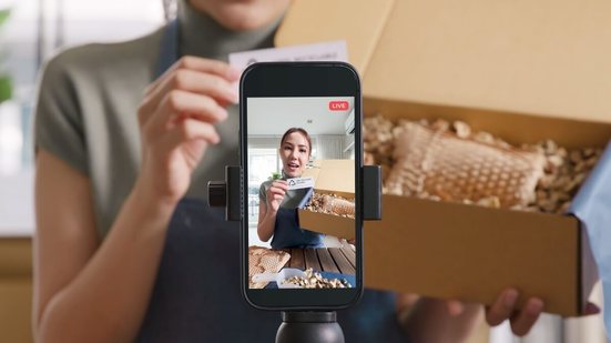 A forma como a marca conduz suas campanhas determina diretamente a eficiência no marketing de influência (Imagem: Chay_Tee | Shutterstock)