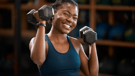 Adotar a prática regular de exercícios após um período de sedentarismo é um processo gradual que exige disciplina e paciência (Imagem: PeopleImages | Shutterstock)