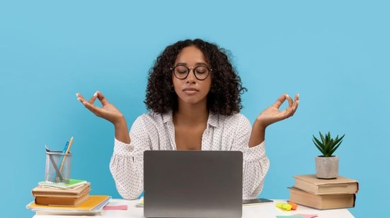 Técnicas simples controlam a ansiedade e aumentam as chances de sucesso no Enem (Imagem: Prostock-studio | Shutterstock)