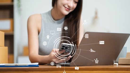 As redes sociais deixaram de ser vitrine e se tornaram parte essencial da estratégia de crescimento dos negócios (Imagem: THICHA SATAPITANON | Shutterstock)