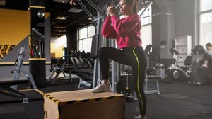 Os exercícios de fortalecimento aumentam a força muscular e a estabilidade do corpo (Imagem: Ihor Bulyhin | Shutterstock)