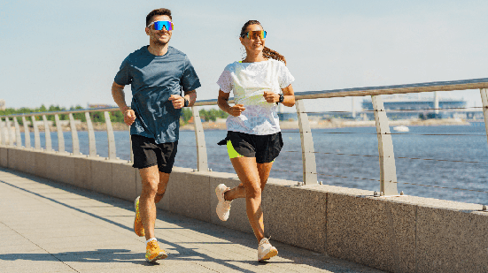 O preparo físico antes de começar a correr reduz o risco de lesões e ajuda o corpo a se adaptar ao exercício (Imagem: muse studio | Shutterstock)