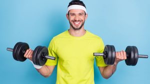 Alguns exercícios podem ajudar a "turbinar" o corpo até o verão (Imagem: Roman Samborskyi | Shutterstock)