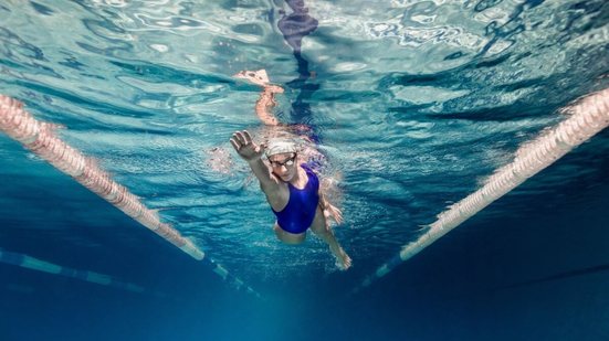 A prática regular de atividades físicas pode melhor a qualidade de vida de mulheres com endometriose (Imagem: LightField Studios | Shutterstock)