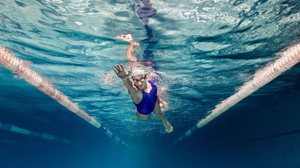 A prática regular de atividades físicas pode melhor a qualidade de vida de mulheres com endometriose (Imagem: LightField Studios | Shutterstock)