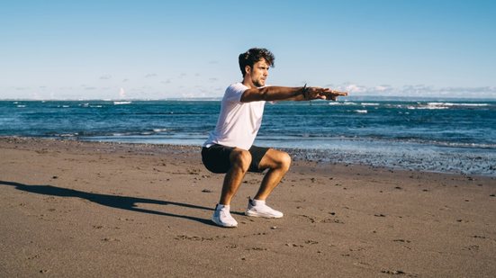 Exercícios sem equipamento ajudam a manter o corpo ativo nas férias (Imagem: GaudiLab | Shutterstock)