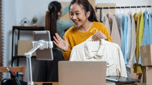 Quanto mais informações o consumidor tem, menor tende a ser a insegurança durante a compra (Imagem: JiManjing | Shutterstock)