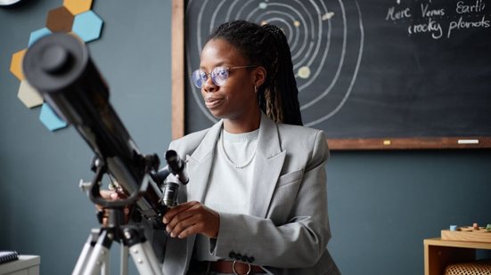 Mais do que medalhas, as olimpíadas científicas incentivam estudantes a enxergarem novos caminhos para o futuro (Imagem: SeventyFour | Shutterstock)