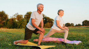 Manter o corpo em movimento ajuda a preservar a autonomia ao longo da vida (Imagem: StoryTime Studio | Shutterstock)