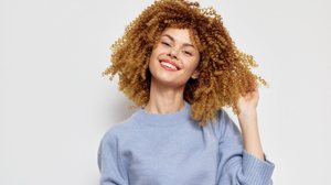 Para manter os cabelos saudáveis, também é necessária uma rotina de bons hábitos que envolva o corpo e a mente (Imagem: ShotPrime Studio | Shutterstock)