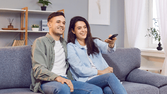 Os filmes baseados em histórias reais são uma boa opção para quem busca maratonas em casa (Imagem: Studio Romantic | Shutterstock)