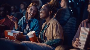 Em abril, o cinema traz histórias envolventes e grandes produções que vão conquistar o público do início ao fim (Imagem: Drazen Zigic | Shutterstock)