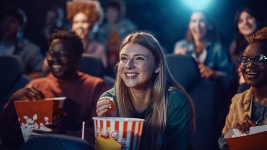 Estreias nacionais e internacionais dominam os cinemas nesta semana com narrativas emocionantes e envolventes (Imagem: Drazen Zigic | Shutterstock)