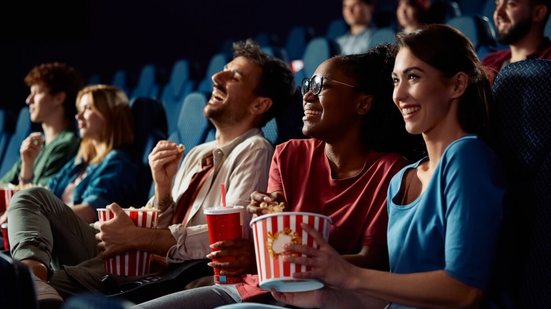 Os lançamentos da semana apresentam uma combinação de emoção, aventura e reflexão em produções nacionais e internacionais (Imagem: Drazen Zigic | Shutterstock)