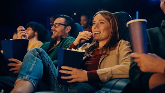 Dos universos fantásticos aos dramas intensos, as estreias da quinta-feira chegam para movimentar as telonas (Imagem: Drazen Zigic | Shutterstock)
