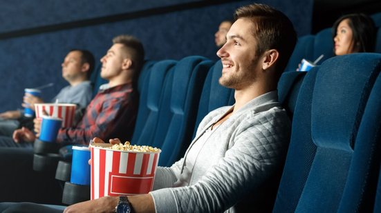 As salas de cinema oferecem opções tanto para quem busca entretenimento leve quanto para espectadores interessados em narrativas mais profundas (Imagem: Nestor Rizhniak | Shutterstock)