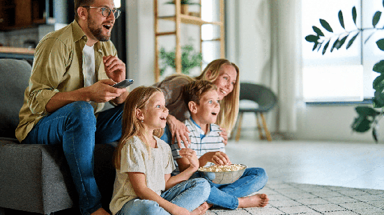 Entre risadas e aventuras, a sessão de cinema em casa diverte crianças e adultos (Imagem: pics five | Shutterstock)