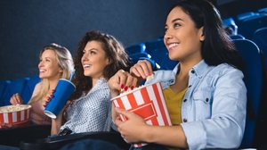 Com títulos de estilos distintos, a diversidade das estreias mostra que sempre há algo novo para conhecer e se emocionar (Imagem: LightField Studios | Shutterstock)