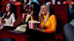 As estreias de agosto prometem movimentar as salas de cinema e atrair públicos de todos os estilos (Imagem: bbernard | Shutterstock)