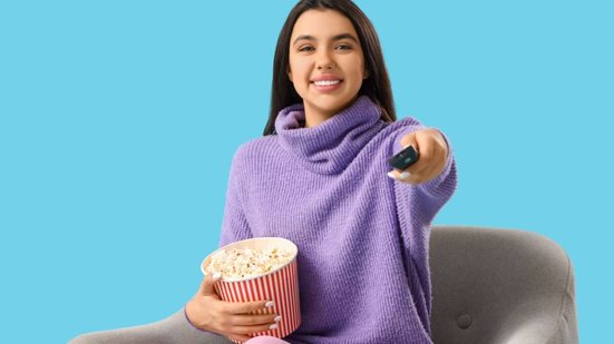 Assistir a filmes sobre mulheres brasileiras é uma forma de se aproximar de narrativas que retratam a realidade do país (Imagem: Pixel-Shot | Shutterstock)